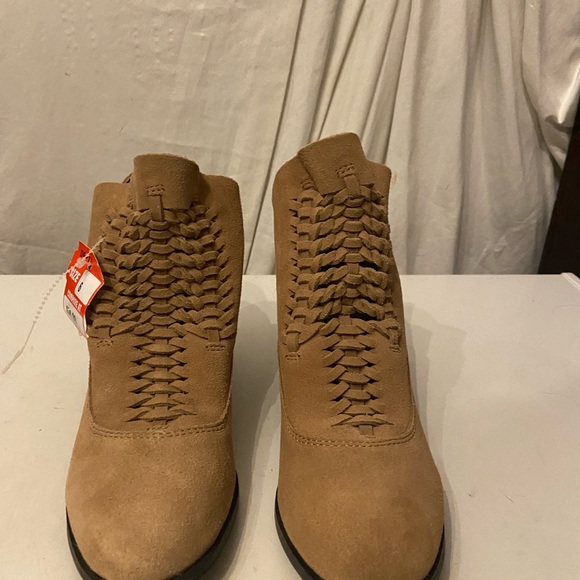 Plume tan suede ankle boots with block heels snap sides size 6 NWT - Picture 2 of 8